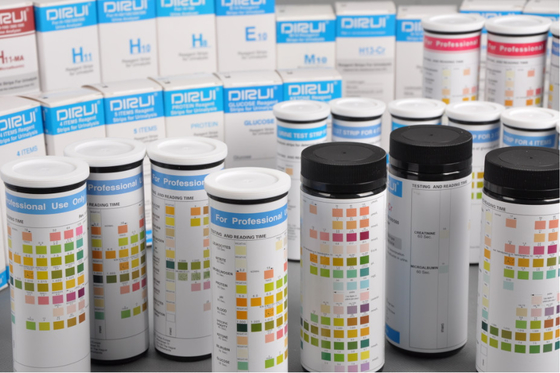 L'analyse d'urine médicale de paramètre de clinique dépouille 14 bandes de réactif de paramètres