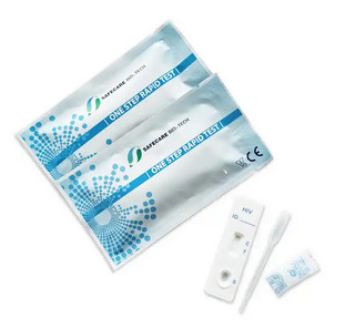 Individu examinant l'OEM rapide de salive d'HIV de kit d'examen de diagnostic pour l'usage à la maison