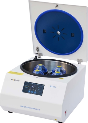 L'affichage à cristaux liquides montrent la machine de centrifugeuse de Benchtop avec la centrifugeuse à vitesse réduite de grande capacité